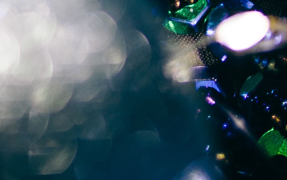 Unscharfe Lichtreflexe in Blau und Silber