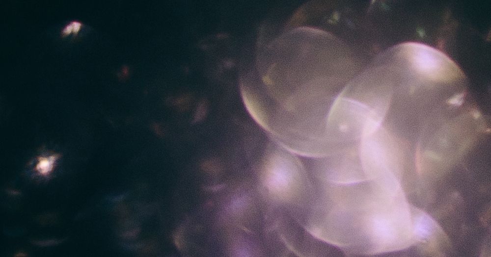 Violette Lichtkreise vor dunklem Grund