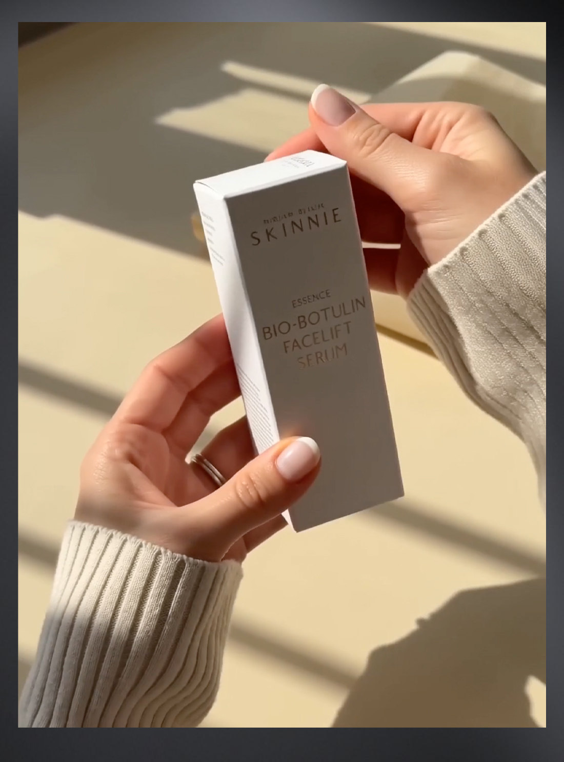 Faltschachtel einer Kosmetikmarke in der Hand